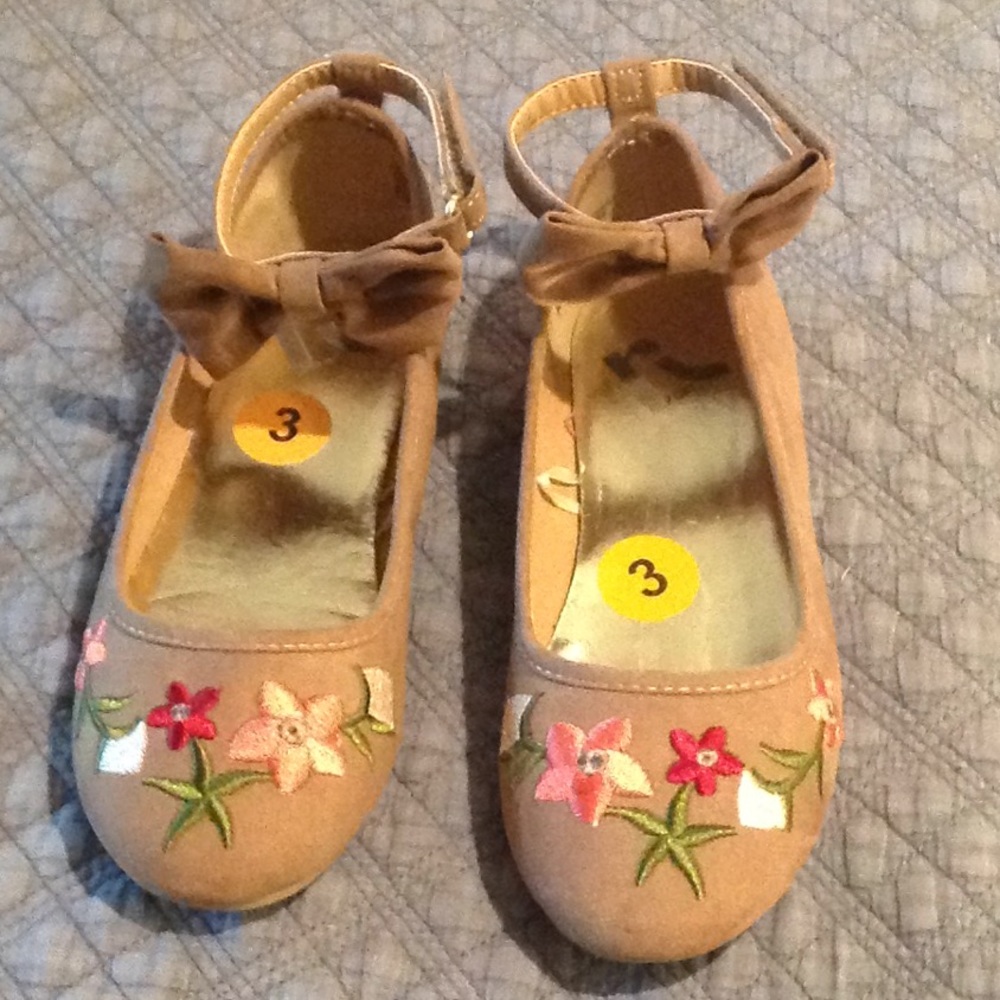 Girls Tan Flats.Ankle straps, bows, embroidery. 3